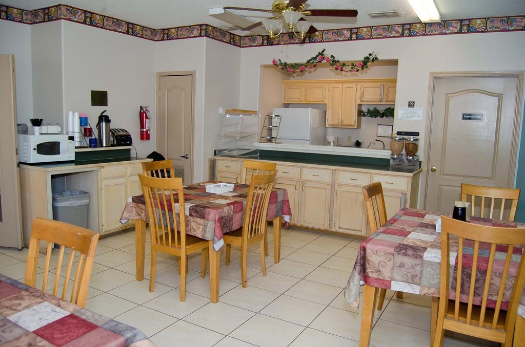 Texas Inn And Suites City Center At University Dr. Edinburg Esterno foto