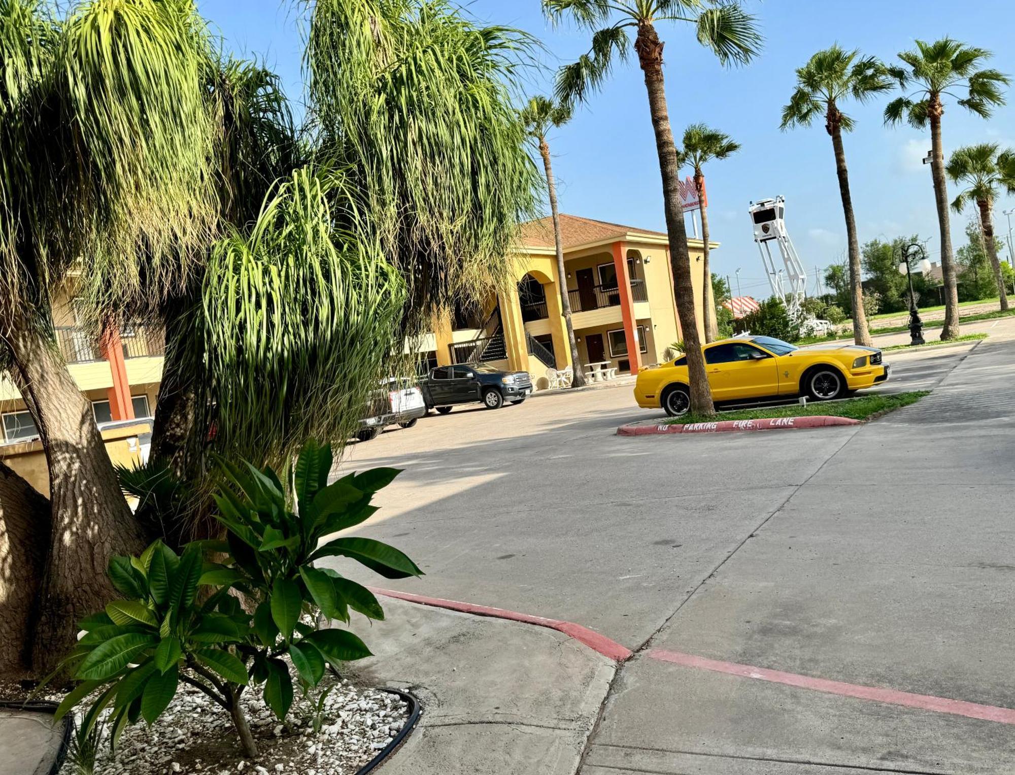 Texas Inn And Suites City Center At University Dr. Edinburg Esterno foto