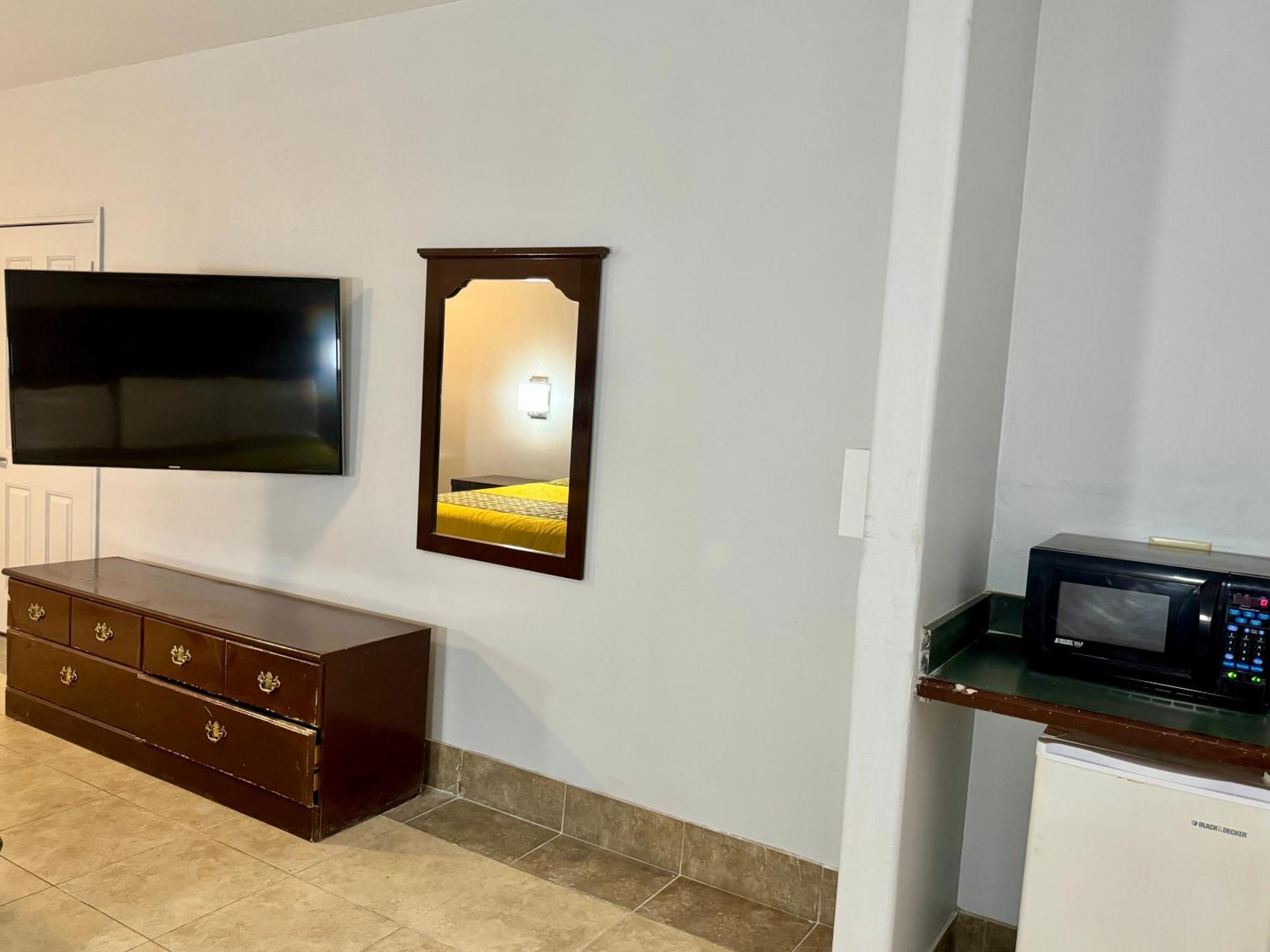 Texas Inn And Suites City Center At University Dr. Edinburg Esterno foto