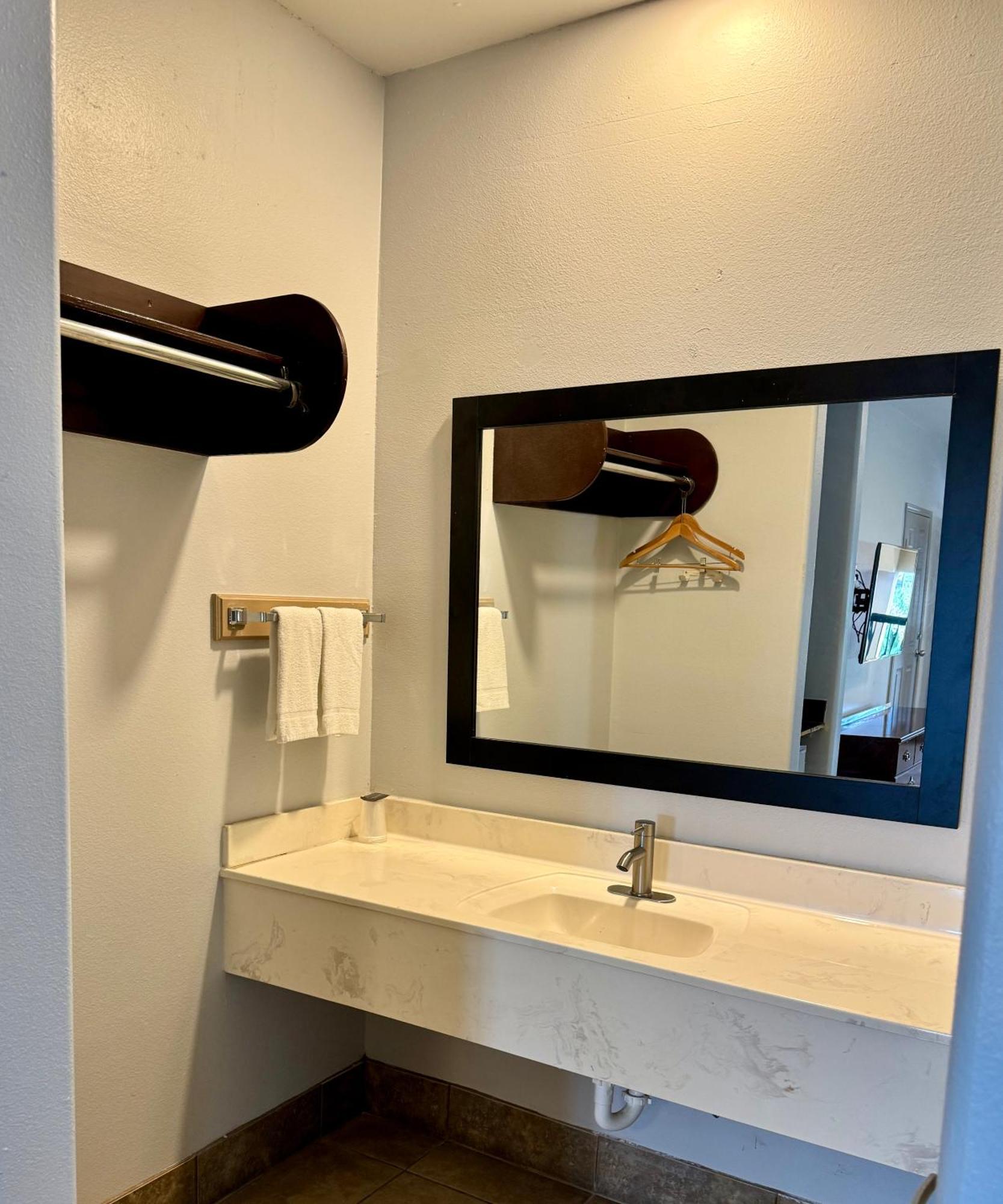 Texas Inn And Suites City Center At University Dr. Edinburg Esterno foto