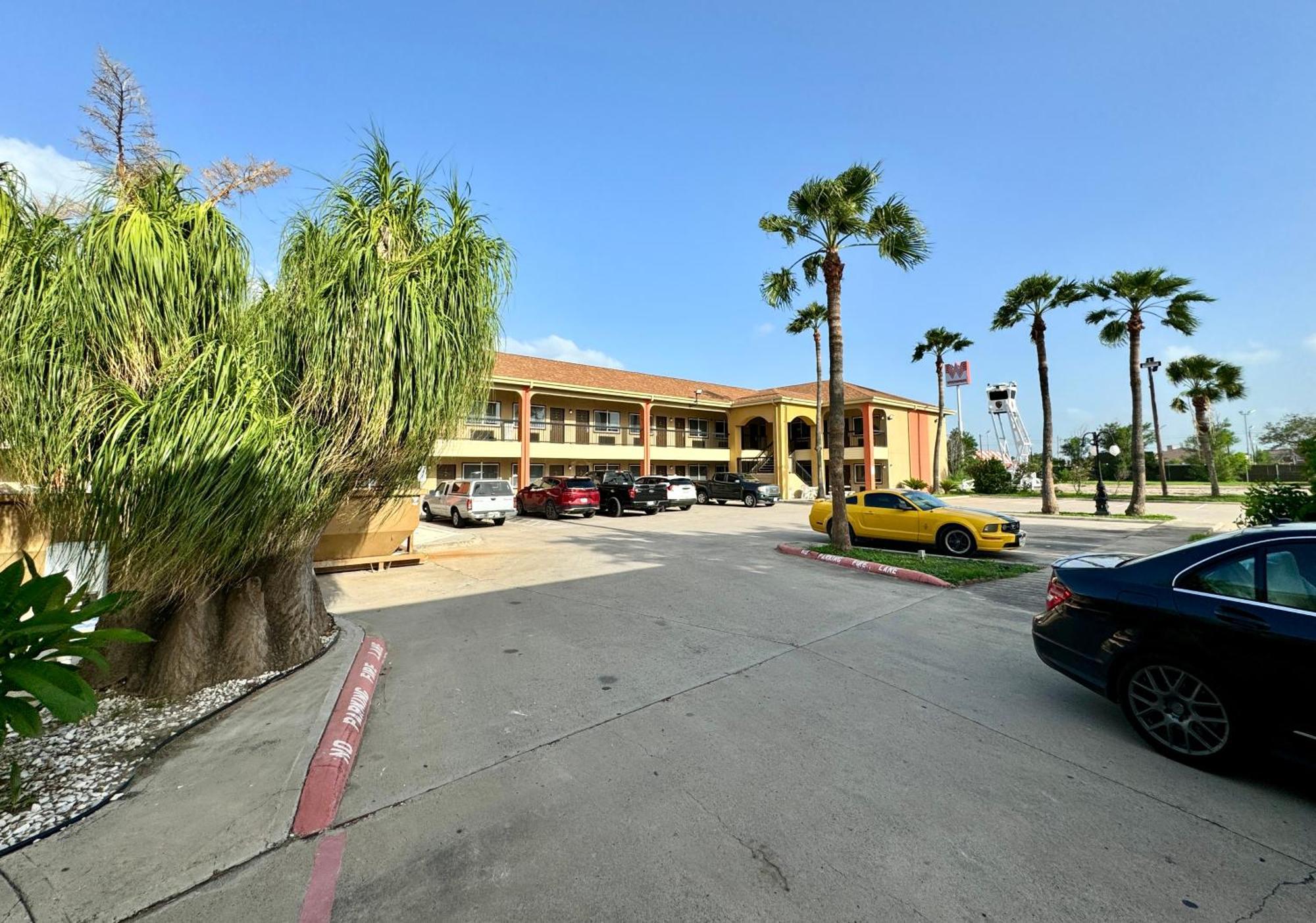 Texas Inn And Suites City Center At University Dr. Edinburg Esterno foto