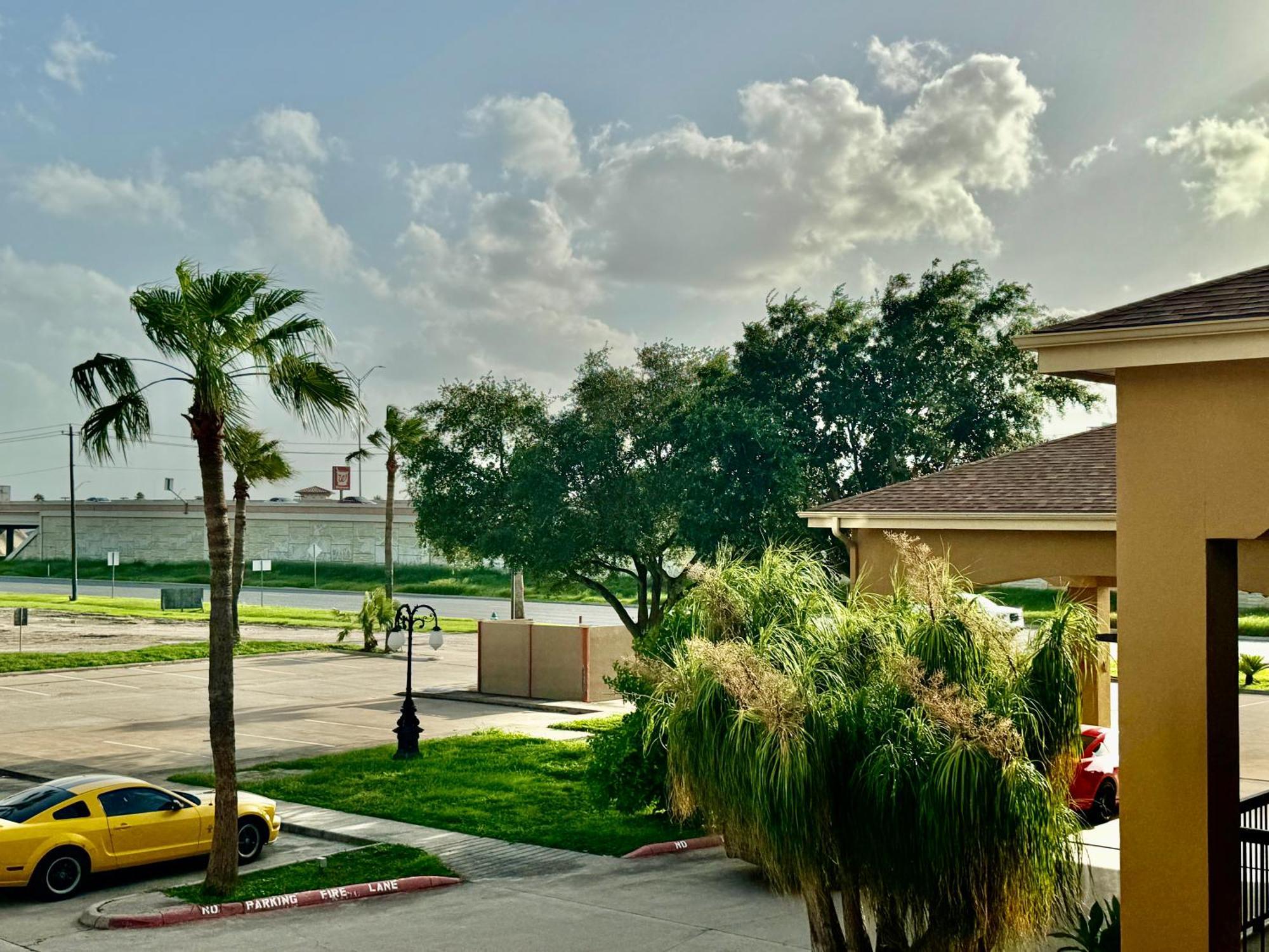 Texas Inn And Suites City Center At University Dr. Edinburg Esterno foto