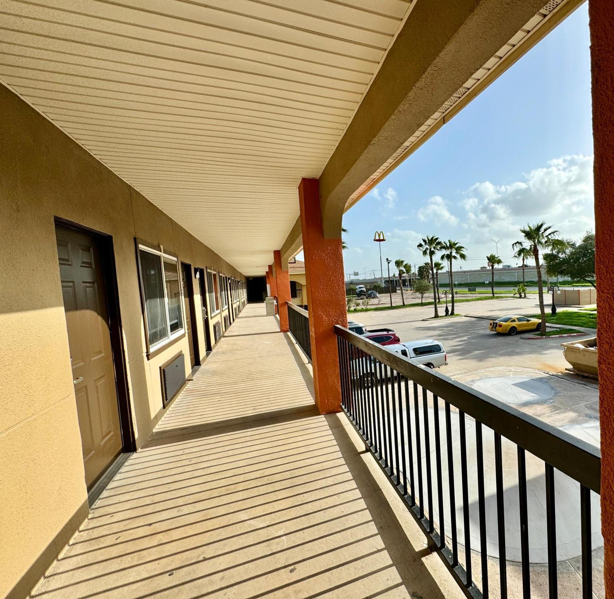 Texas Inn And Suites City Center At University Dr. Edinburg Esterno foto