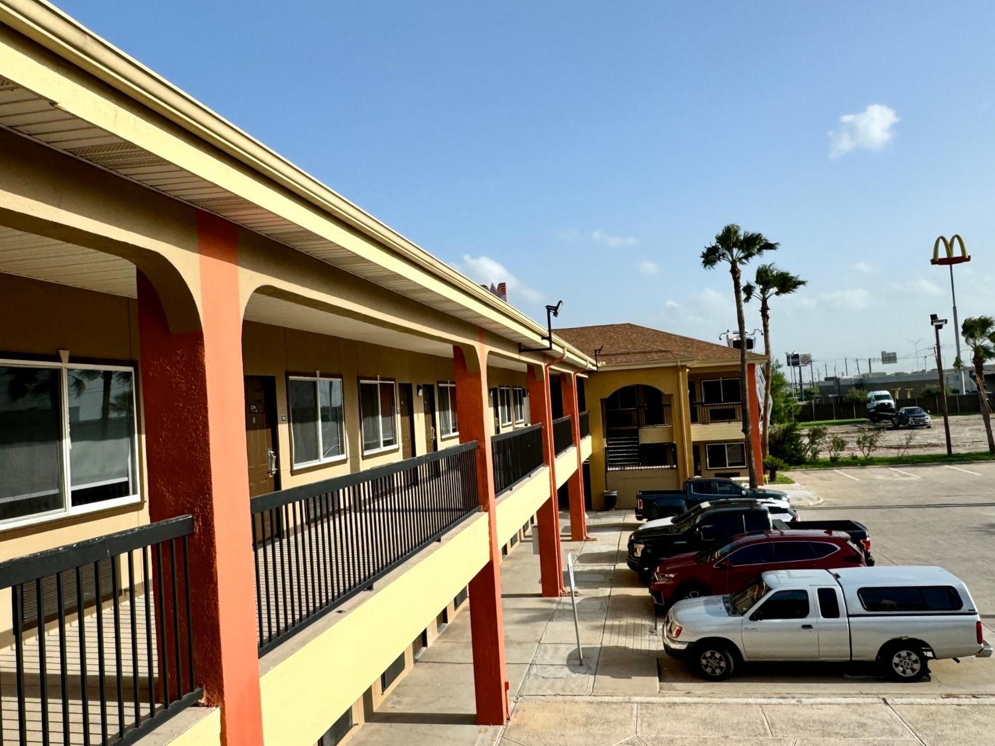 Texas Inn And Suites City Center At University Dr. Edinburg Esterno foto