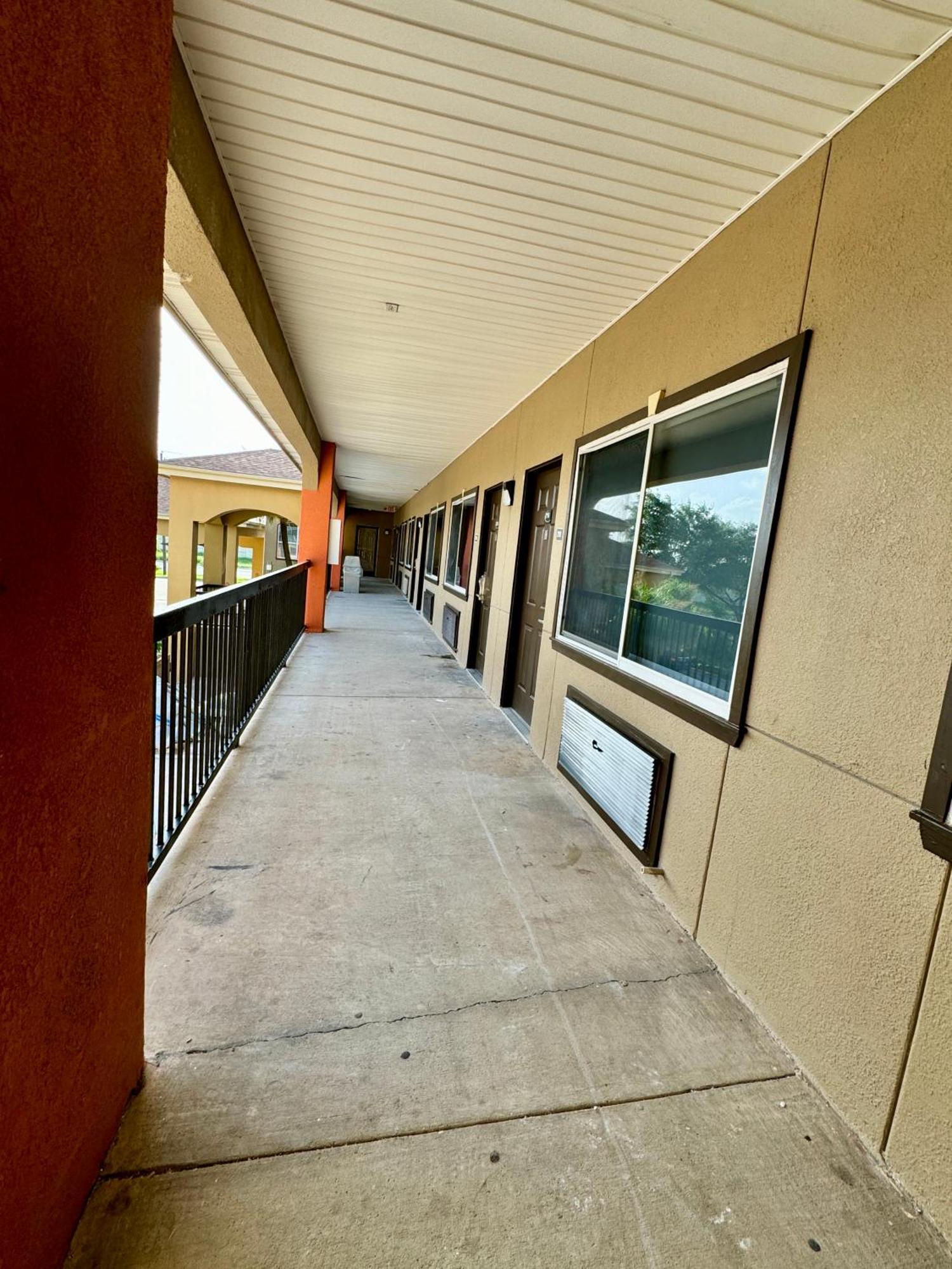Texas Inn And Suites City Center At University Dr. Edinburg Esterno foto