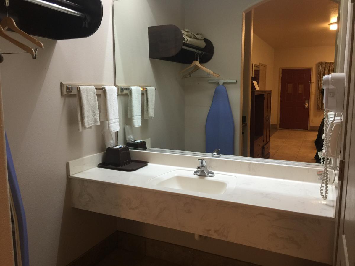 Texas Inn And Suites City Center At University Dr. Edinburg Esterno foto