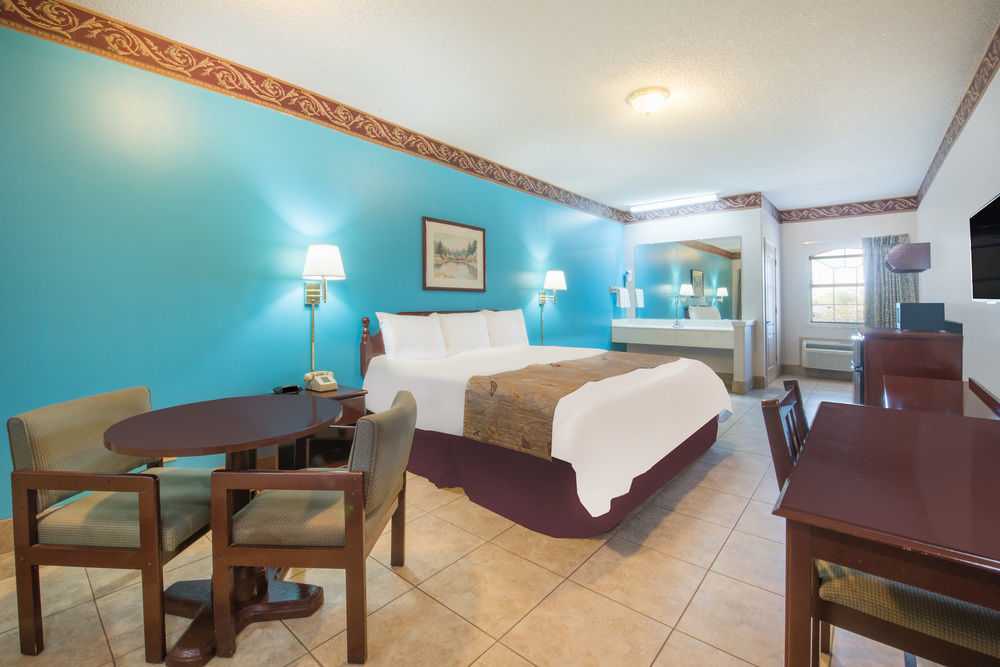 Texas Inn And Suites City Center At University Dr. Edinburg Esterno foto